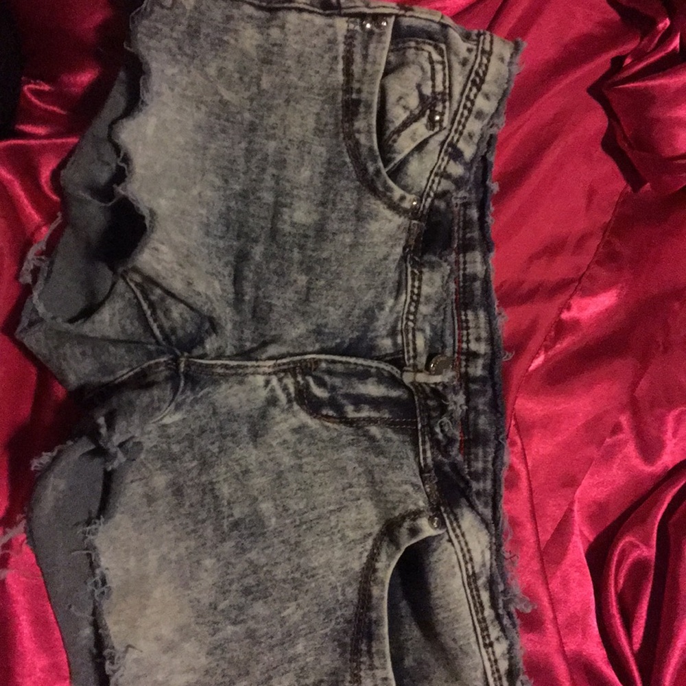 Acid washed super short cut off short